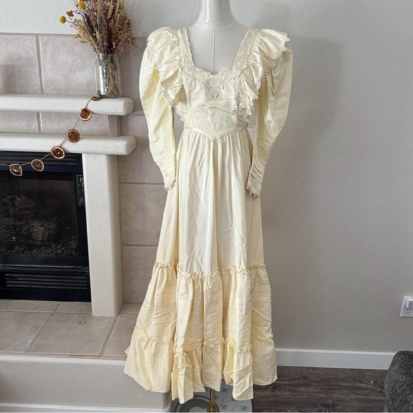 Gunne Sax ivory wedding gown from the “Romantic Renaissance Bridal Collection” - Picture 1 of 7
